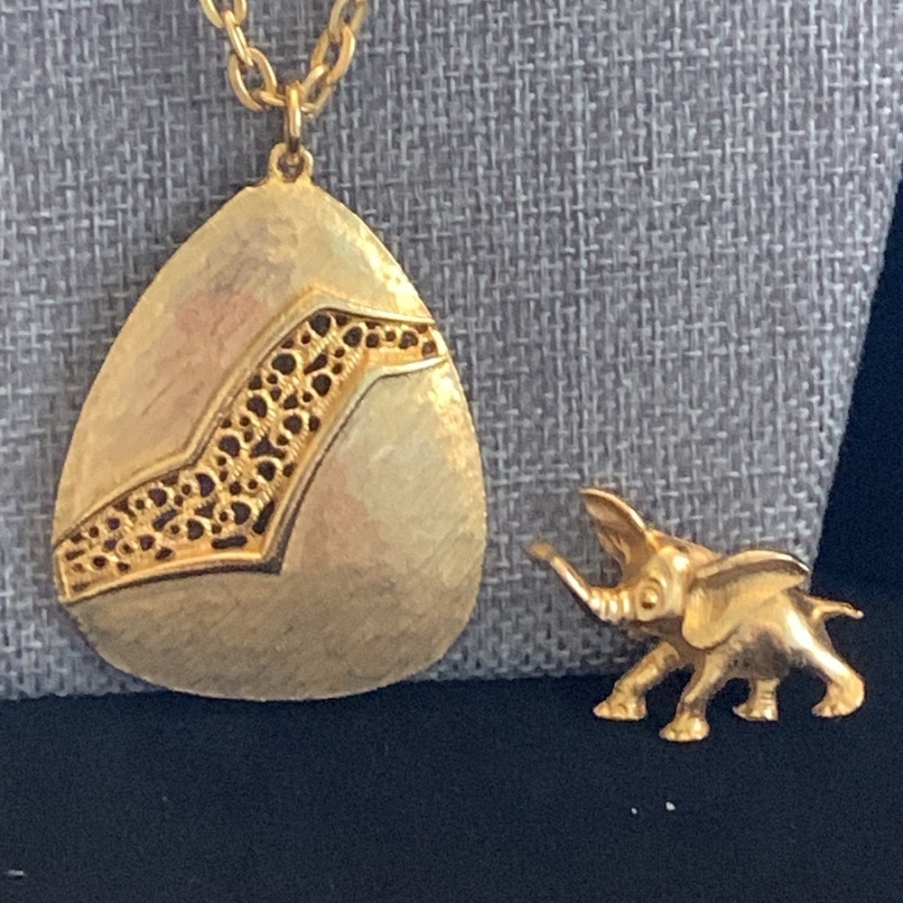 Vintage Gold Tone Long Necklace (23”) & Elephant Pin/Brooch - Picture 2 of 8